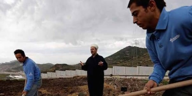Cenazede bir kişi bile olmayınca imam ağladı