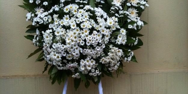 Cenazeye çelenk göndermek caiz mi?