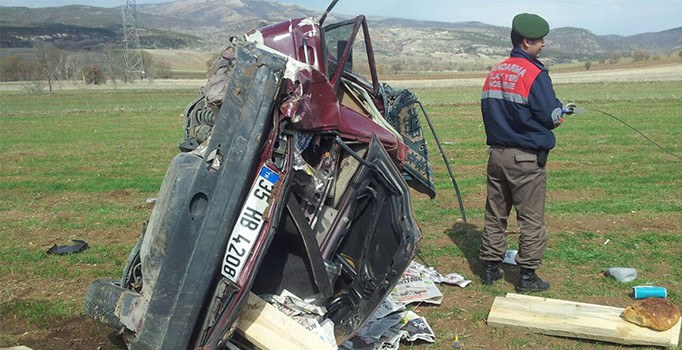 Cenazeye giden aile kaza geçirdi: 1 ölü 2 yaralı
