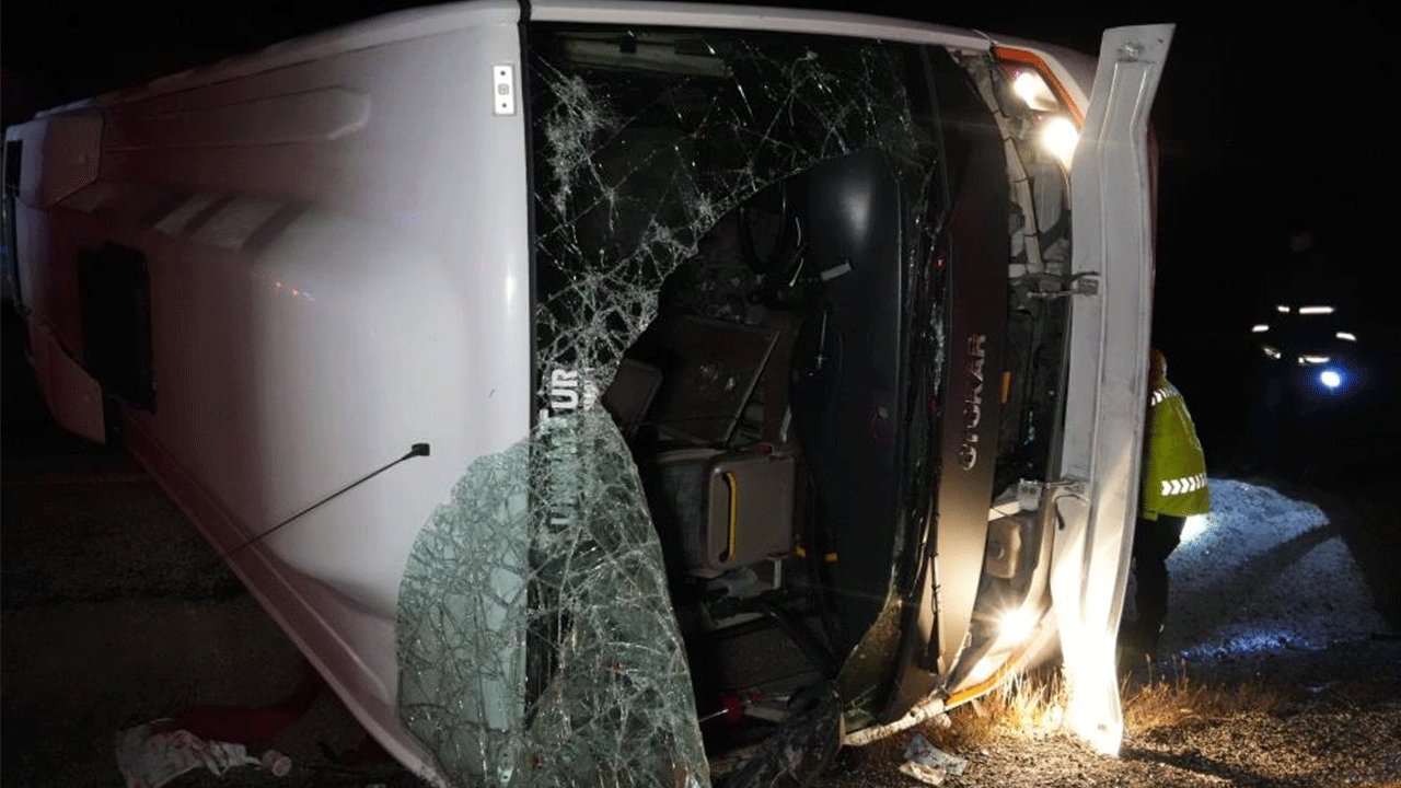 Cenazeye giden minibüs devrildi: Ölü ve yaralılar var!