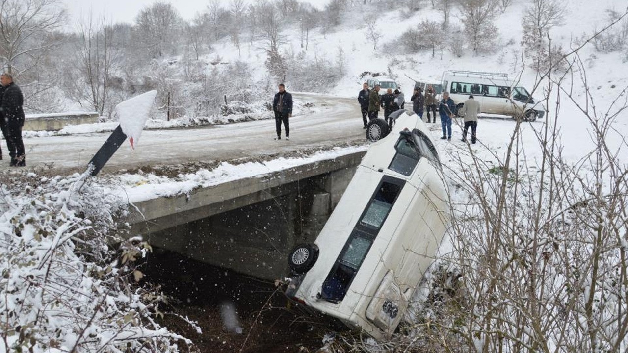 Cenazeye giden minibüs devrildi! Onlarca yaralı var