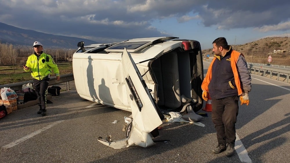 Cenazeye giden minibüs takla attı, 2 yaralı 