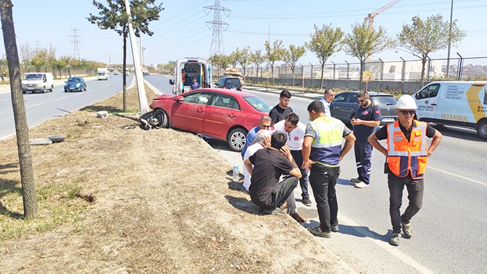 Cenazeye giderken kaza yaptılar: Aydınlatma direği faciayı önledi