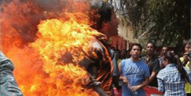 Cenazeyi protesto eden adam kendini yaktı