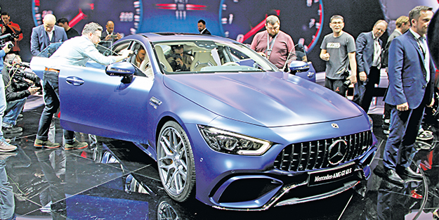 Cenevre’de Markalar geçidi