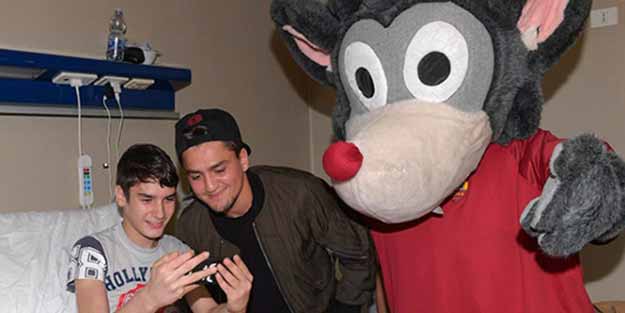 Cengiz Ünder, hasta çocukları ziyaret etti