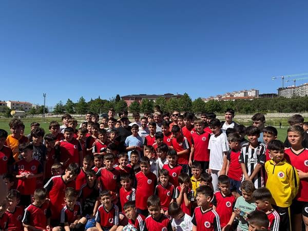 Cengiz Ünder'den memleketi Sındırgı'daki genç kramponlara bayram sürprizi