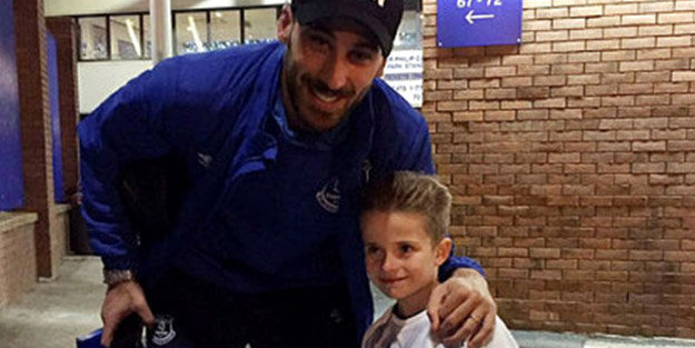 Cenk Tosun'dan minik bir taraftarı kırmadı
