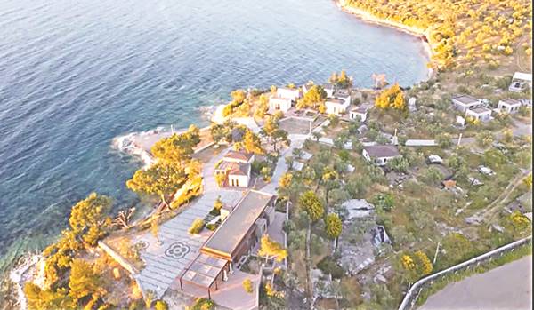 Cennet koyu betona boğdular