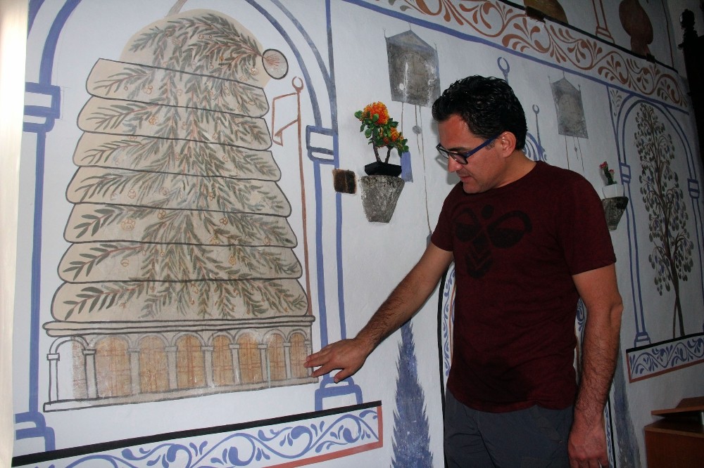 Cennetin 8 kapısının tasvir edildiği cami 