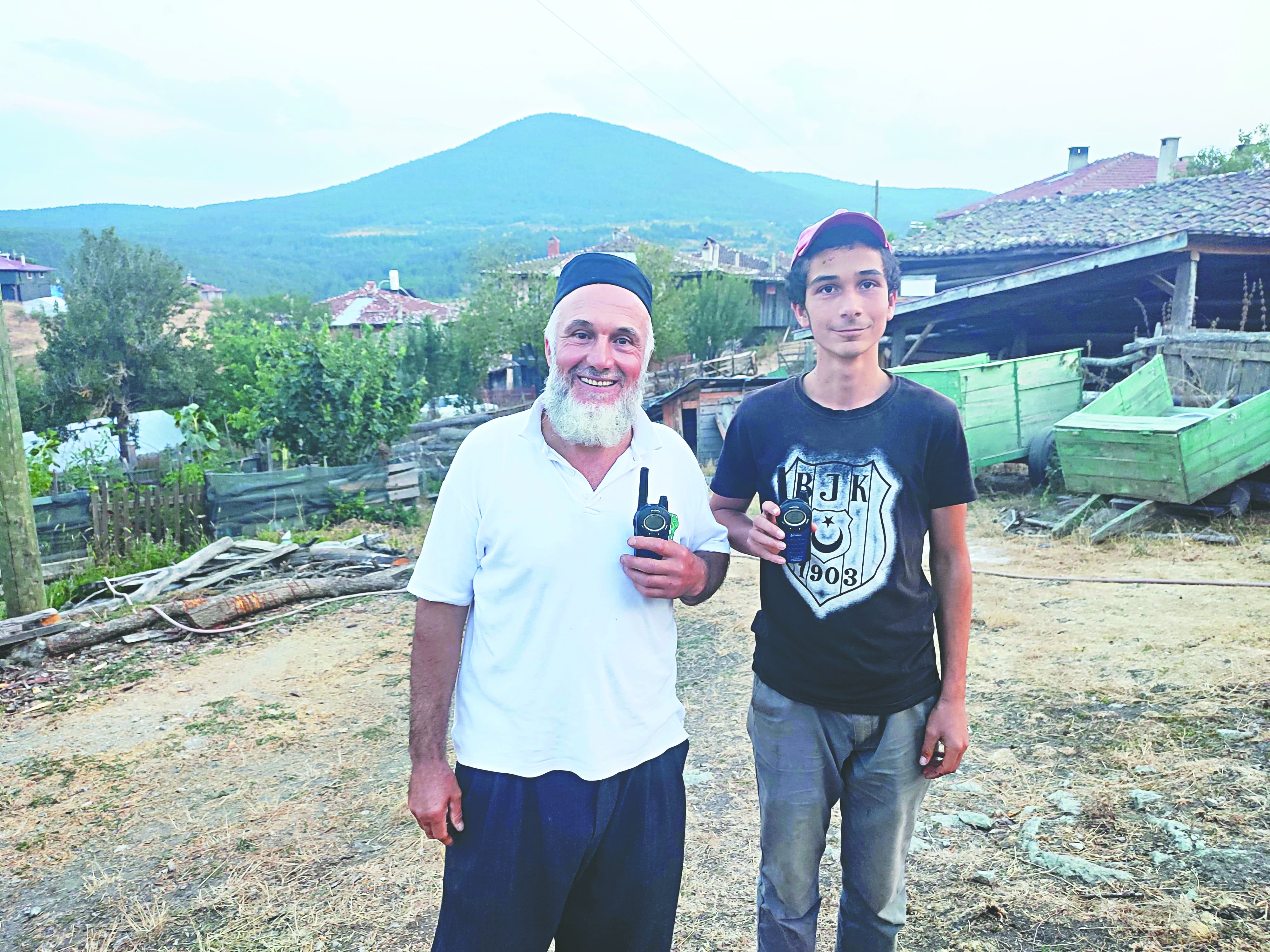 Cep telefonları çekmeyince çareyi telsizde buldular