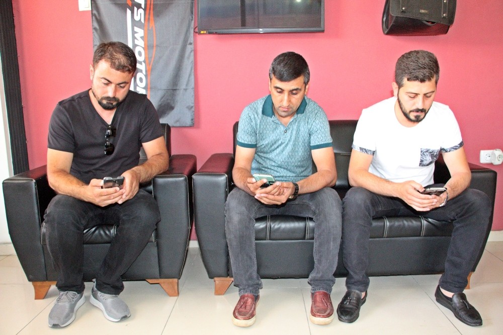 Cep telefonlarından şebeke sinyali gidince, hayatlarının şokunu yaşadılar 