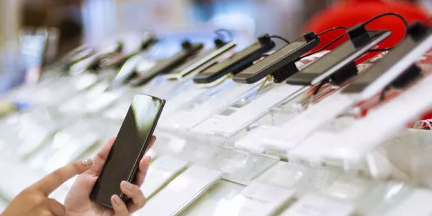 Cep telefonlarının fiyatını artıracak düzenleme kaldırıldı
