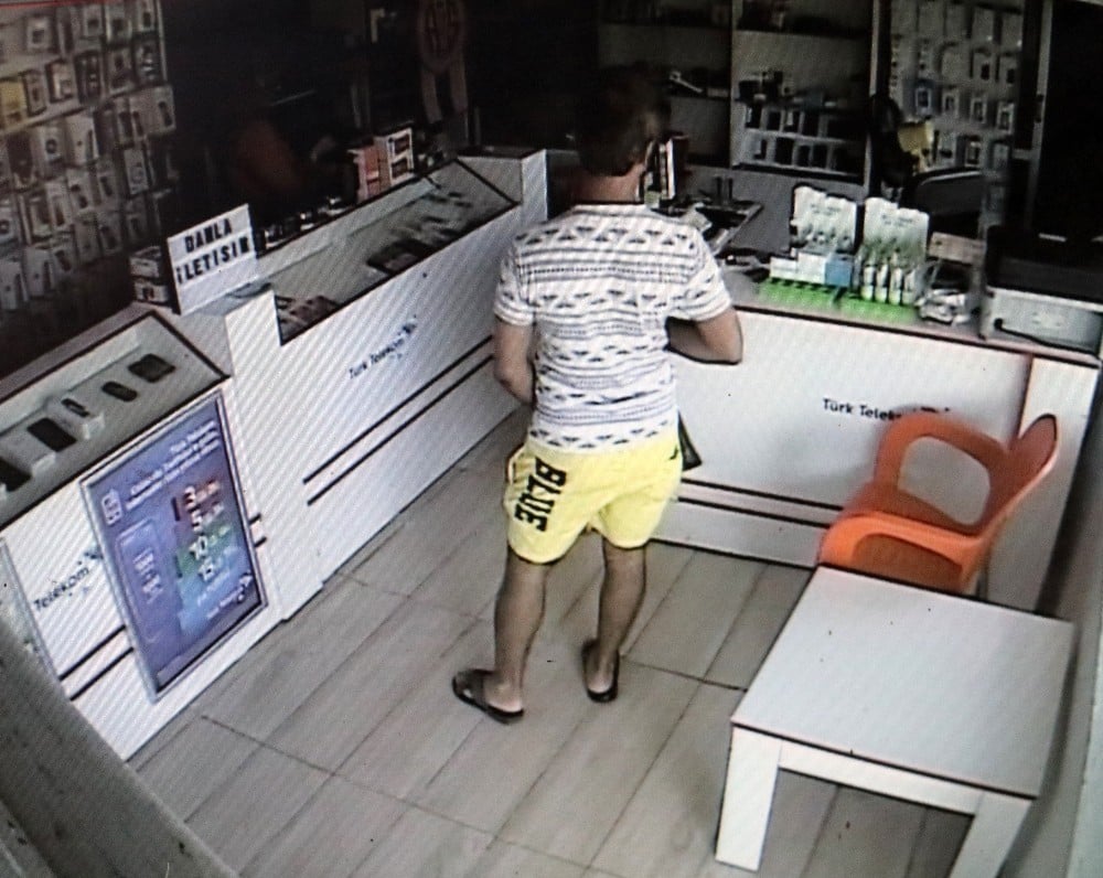 Cep telefonu almaya gelip, sadaka kutusunu çaldı 