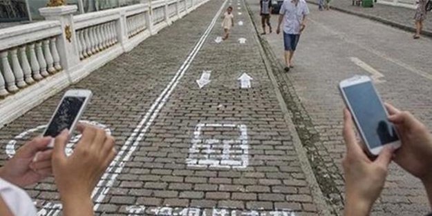 Cep telefonu bağımlılarına özel yol!