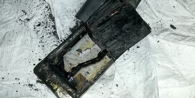 Cep telefonu bomba gibi patladı!