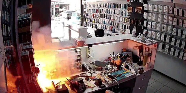 Cep telefonu bomba gibi patladı