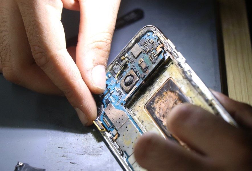 Cep telefonu bomba gibi patladı! Sakın bunu yapmayın!