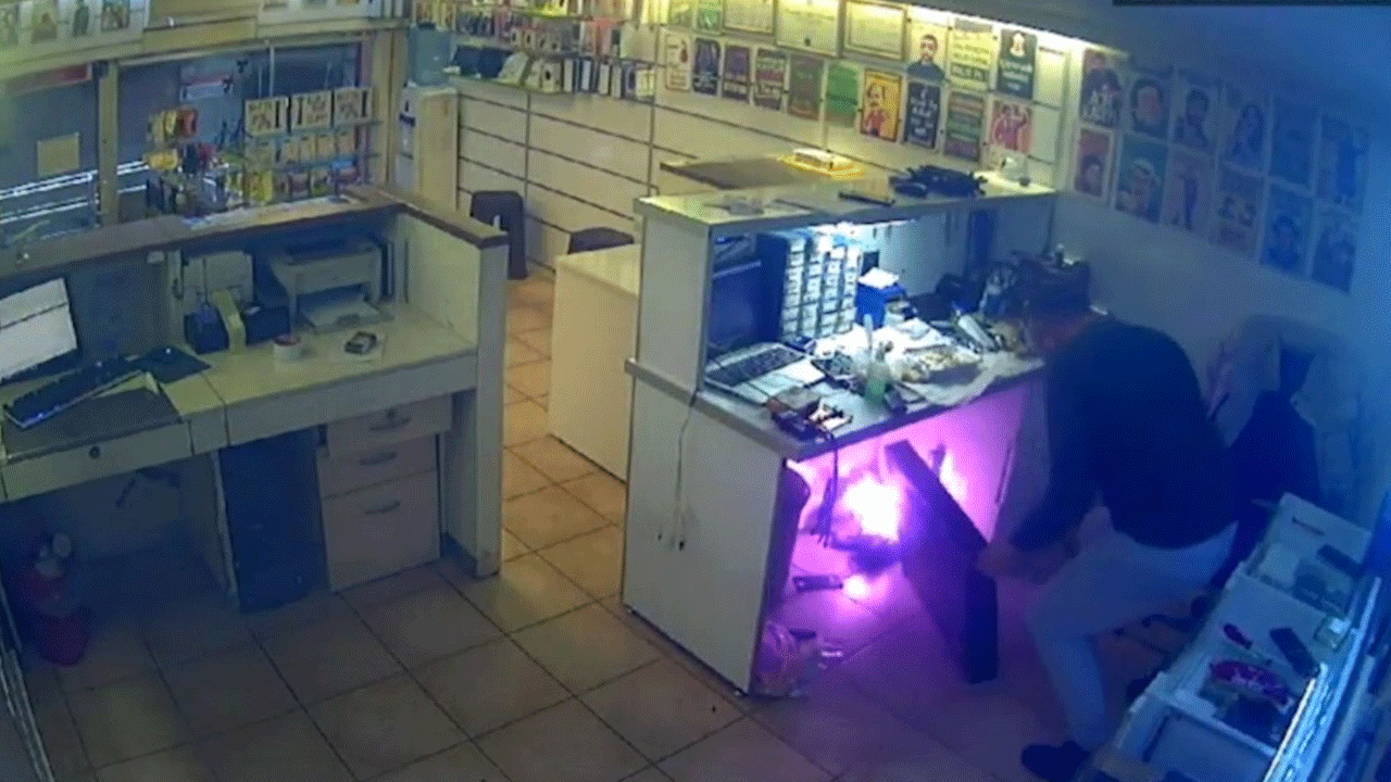 Cep telefonu böyle patladı! Tamir yapıyordu!