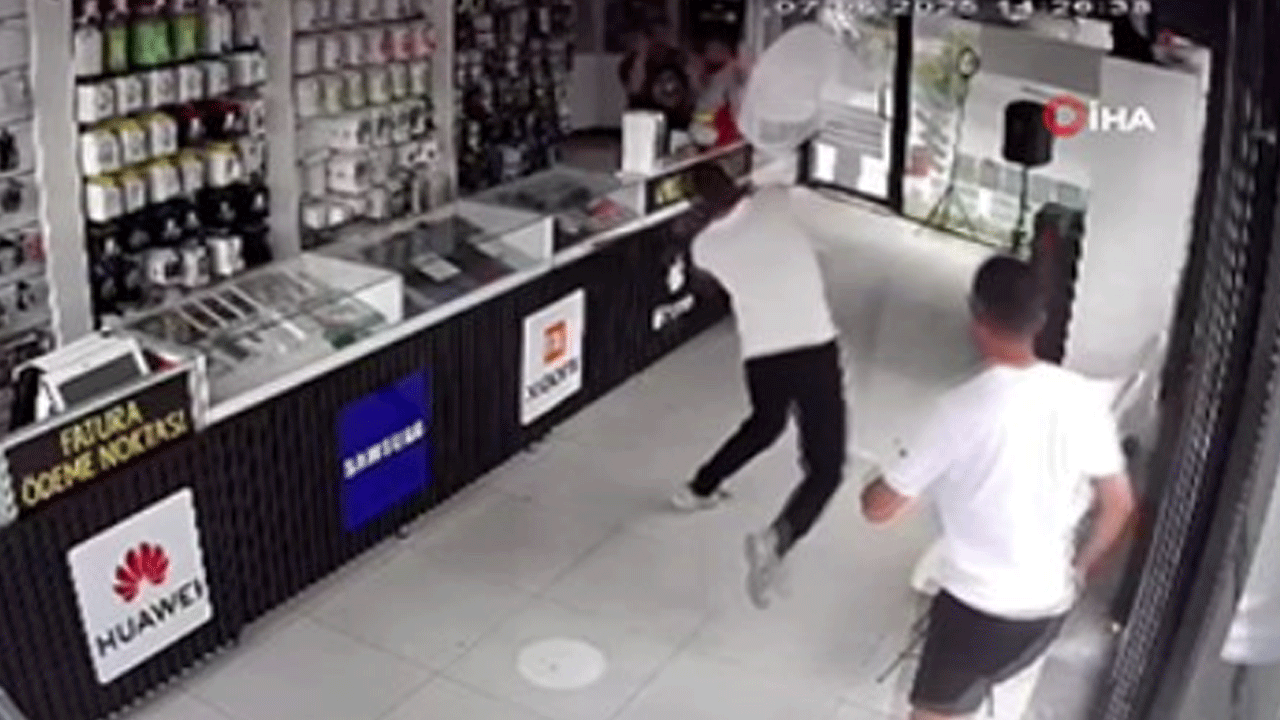 Cep telefonu için ortalığı birbirine kattı: Demir sopayla dükkanı bastı!