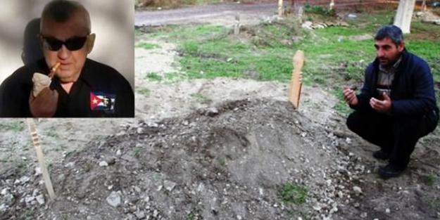 Cep telefonu ve elbiseleriyle defnedildi