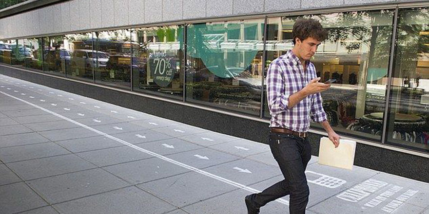 Cep telefonuna bakarak yürümek bakın neye sebep oluyor!