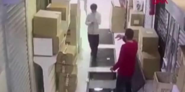 Cep telefonuna bakarak yürüyen genç ızgaradan alt kata düştü