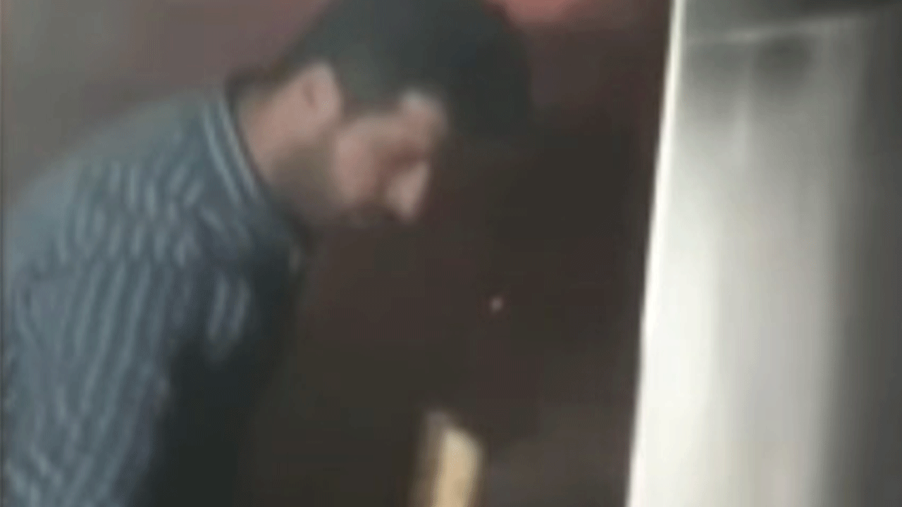 Cep telefonuna bakınca şok geçirdi! Hemen dükkanına koştu!