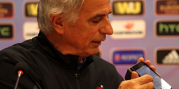 Cep telefonuna gelen teklifleri gösterdi