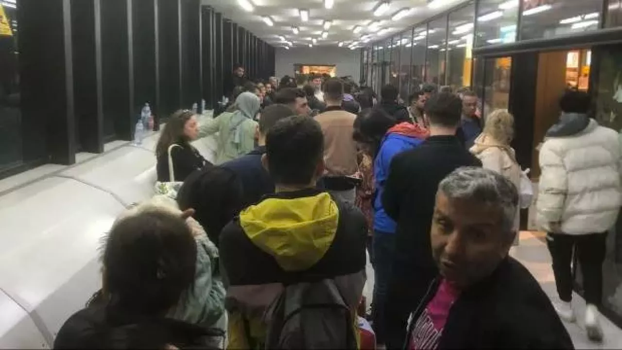 Cep telefonunun ardından şimdi de onun için kuyruktalar! Allah akıl fikir versin