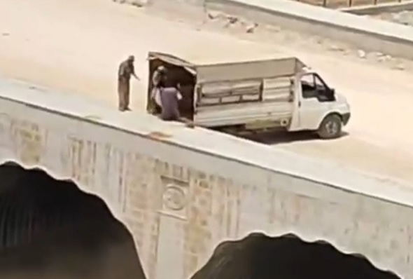 Cep telefonuyla kaydetti! Çöpler dereye böyle boşaltıldı