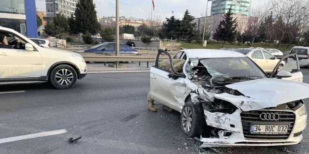 Cep telefonuyla konuşurken İstanbul trafiğini felç etti