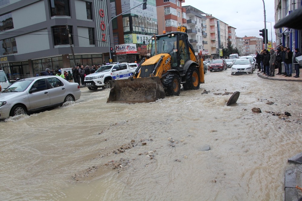 Çerkezköy’de su borusu patladı 