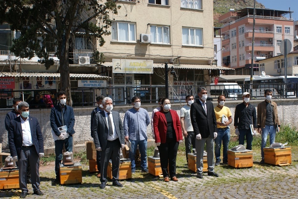 Çermik’te 40 çiftçiye bin 200 kovan dağıtıldı 