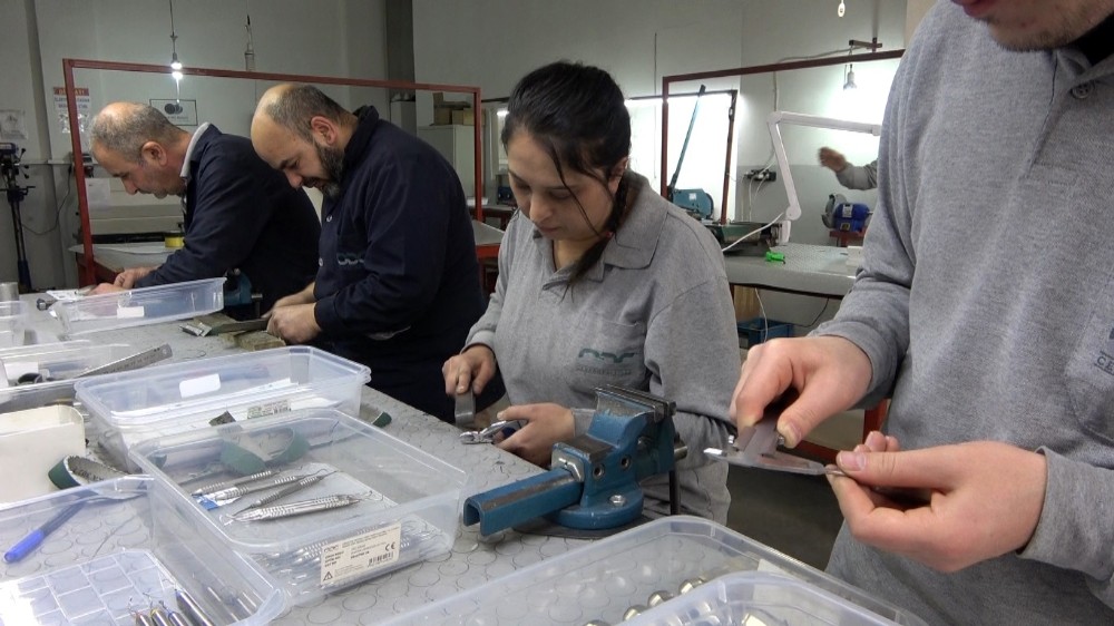 Cerrahi aletlerin makyajı kadın ustadan 