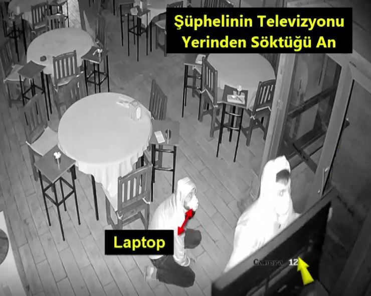 Cerrahi maskeli televizyon hırsızları güvenlik kamerasında 