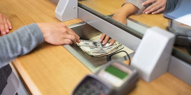 Cesedi bankaya götürüp para çektirdiler