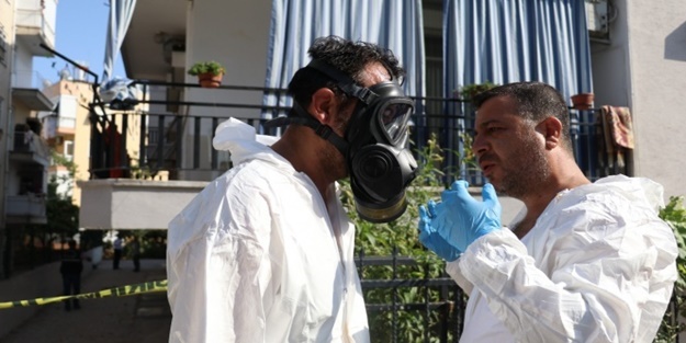 Cesedi kokan öğretmenin cenazesi maske takılarak çıkarılabildi