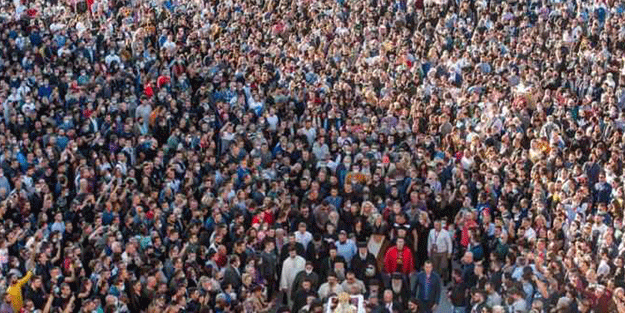Cesedi öpülen Başpiskoposun cenazesinden görüntüler pes dedirtti