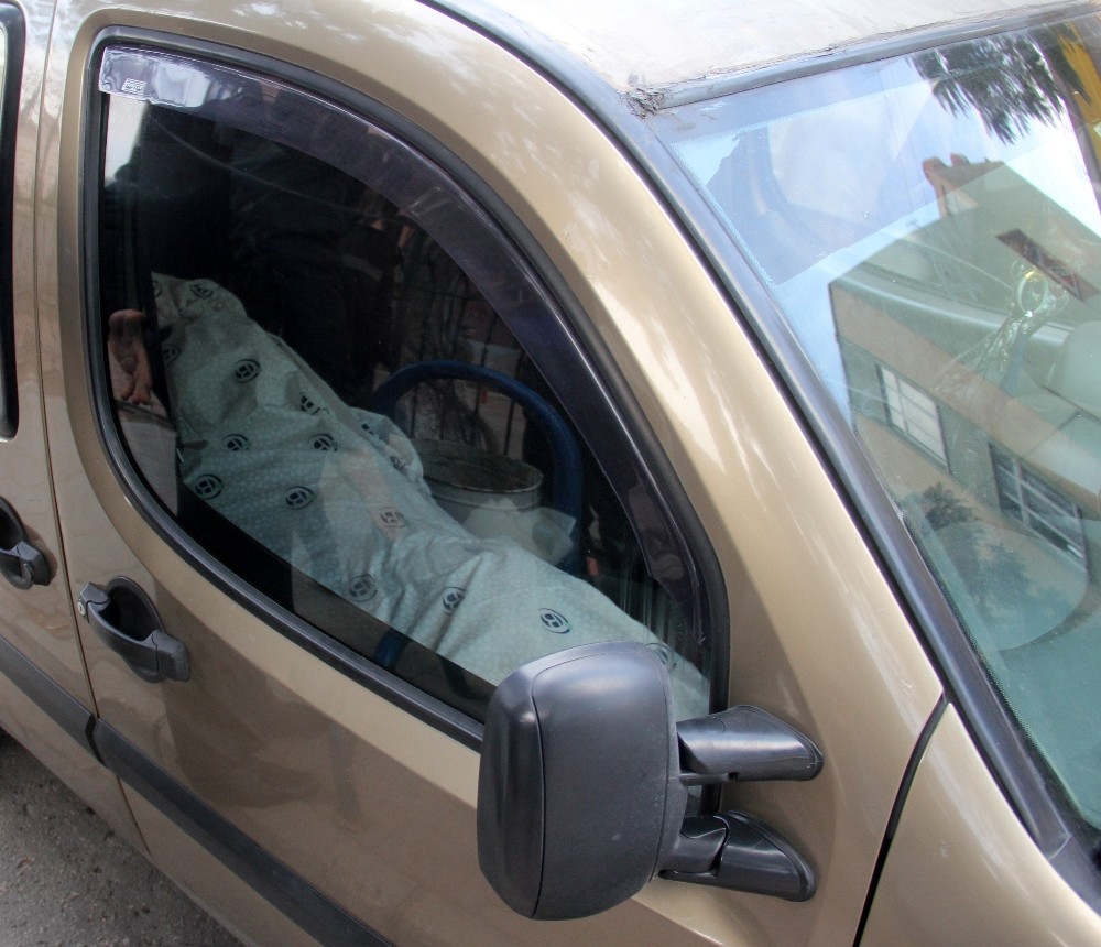 Cesetle yolculuk polisi alarma geçirdi 