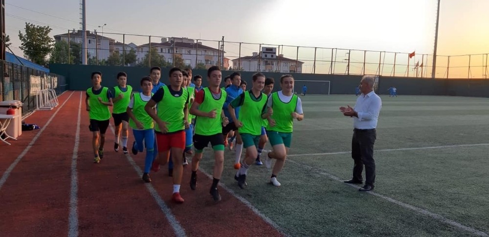 ÇESK futbolla sahaya indi 