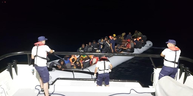 Çeşme açıklarında 46 düzensiz göçmen yakalandı