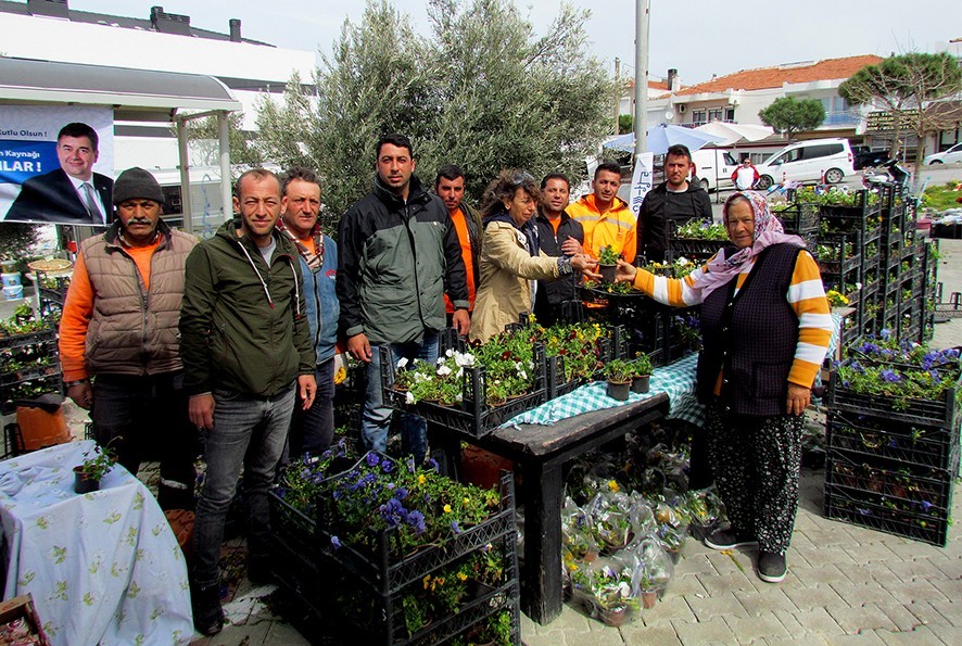 Çeşme Belediyesi’nden kadınlara çiçek fidanı 