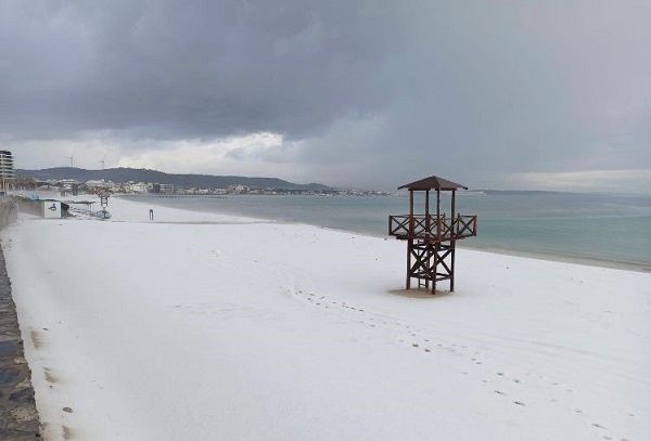 Çeşme, nisan ayında beyaza büründü