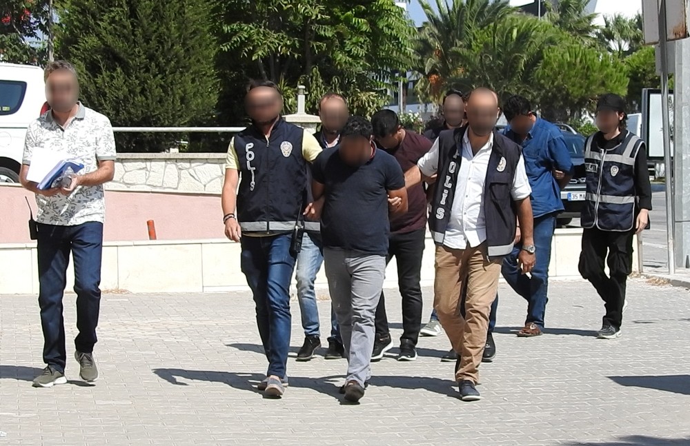 Çeşme polisi dolandırıcı zanlılarını suçüstü yakaladı 