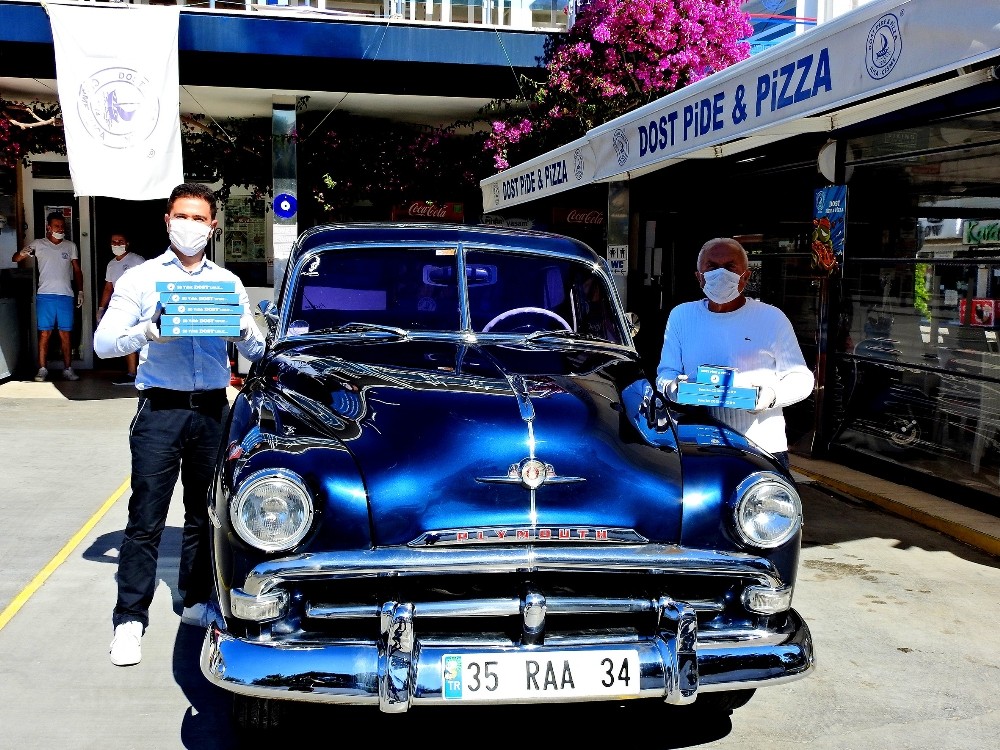 Çeşme’de 65 yaş ve üstüne 1952 model arabayla servis 