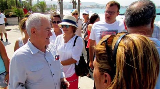 Çeşme'de CHP’liler plaja girip mitinge çağırdı
