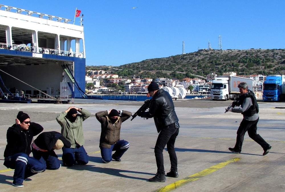 Çeşme’de limanda nefes kesen tatbikat 