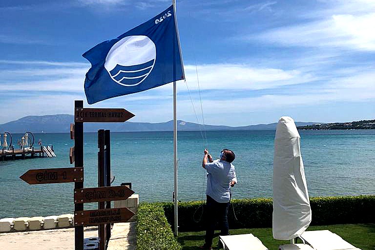 Çeşme’de mavi bayrağı göndere çekip hizmete başladılar 