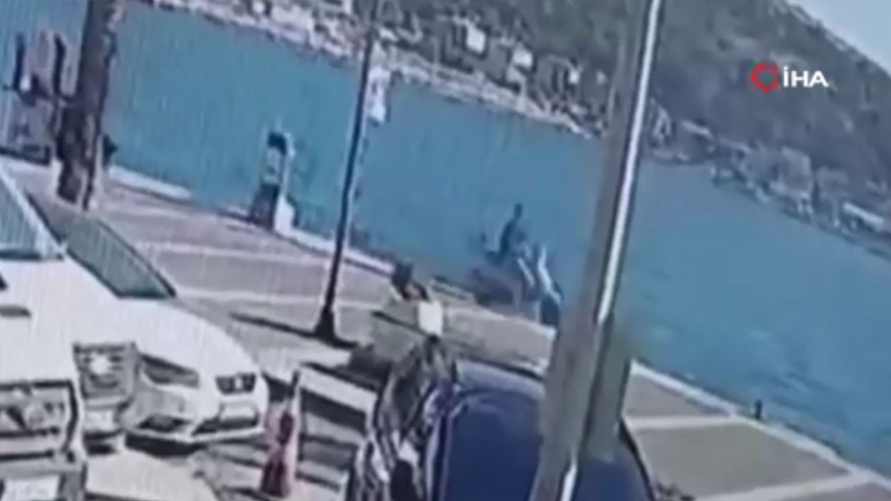 Çeşme’de şaşırtan motosiklet kazası! Yanlışlıkla gaza bastı denize uçtu